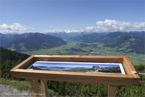 Peter-Wiechenthaler-Hütte, Schautafel in Holzrahmen am Kienalkopf