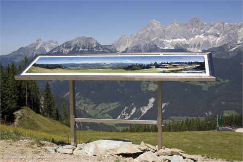 Reiteralm bei Schladming. Mehrere Schautafeln in Nirosta-Rahmen im Gipfelbereich und am Panoramwanderweg Eiskarhütte