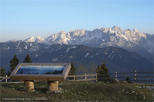 Dobratsch, Villacher Alpenstraße, mehrere Schautafeln an den Parkplätzen zur Rosstratte in massiven Lärchenholzrahmen.
