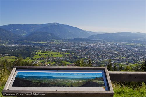 Dobratsch, Villacher Alpenstraße, mehrere Schautafeln an den Parkplätzen zur Rosstratte in Lärchenholzrahmen.