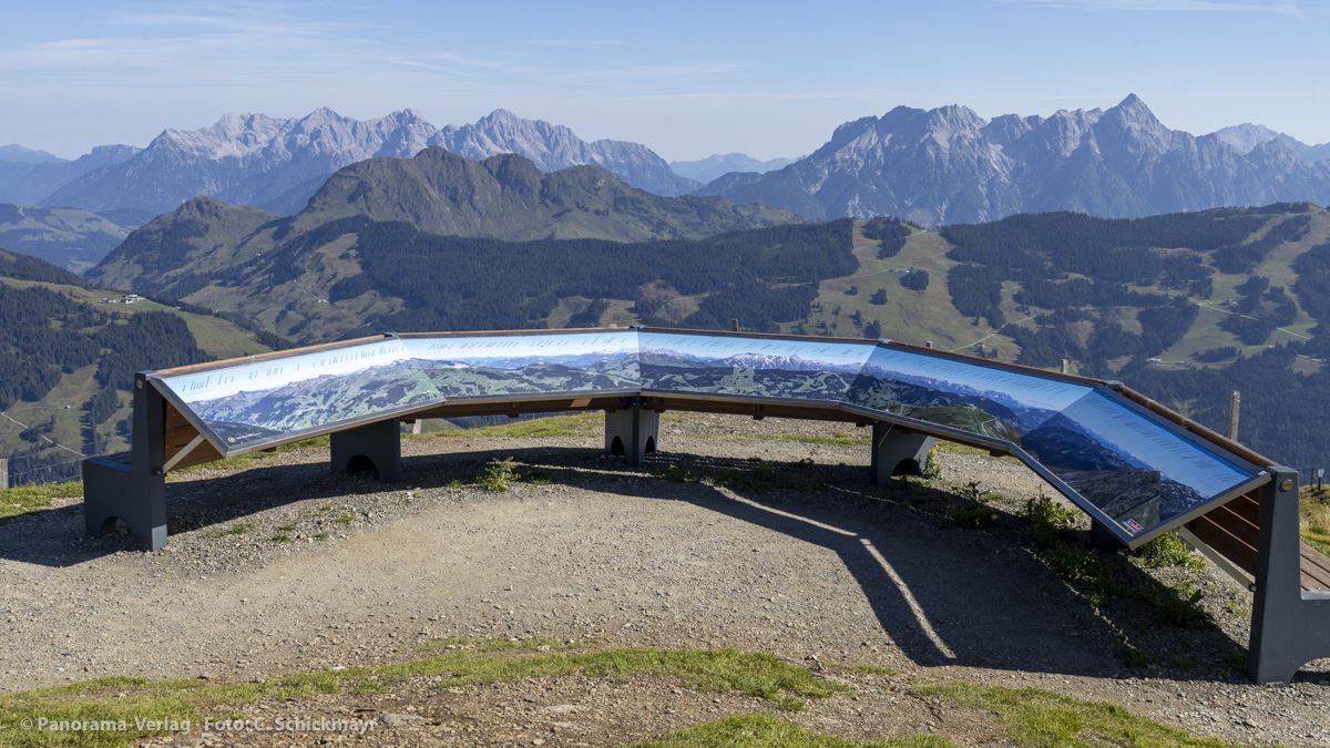 Schattberg Westgipfel, Panorama-Rondell aus 5 einzelnen trapezförmigen Schautafeln. Gesamtbreite 9 Meter.