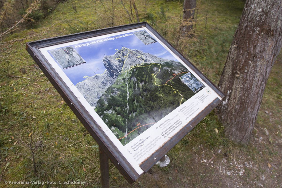 Infotafel in Saalfelden mit den eingezeichneten Anstiegen und Klettersteige auf das Persailhorn