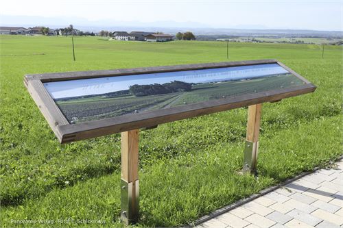 Tarsdorf im Innviertel, Oberösterreich. 2,5 m Schautafel in Lärchenholzrahmen, montiert vor einer Gedenkkapelle auf einem Aussichtshügel