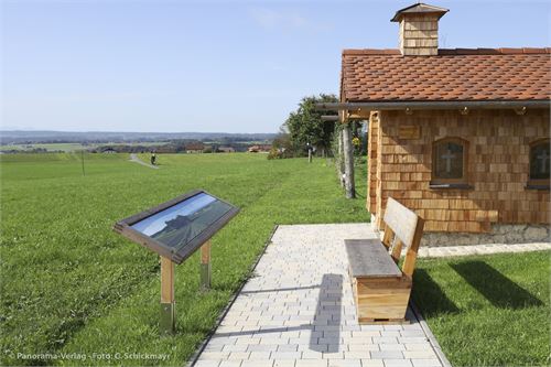 Tarsdorf im Innviertel, Oberösterreich. 2,5 m Schautafel in Lärchenholzrahmen, montiert vor einer Gedenkkapelle auf einem Aussichtshügel