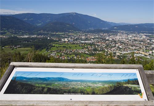 Dobratsch, Villacher Alpenstraße, mehrere Schautafeln an den Parkplätzen zur Rosstratte in massiven Lärchenholzrahmen.