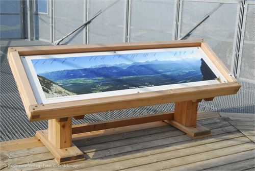 Dobratsch, Villacher Alpenstraße, mehrere Schautafeln an den Parkplätzen zur Rosstratte in massiven Lärchenholzrahmen.