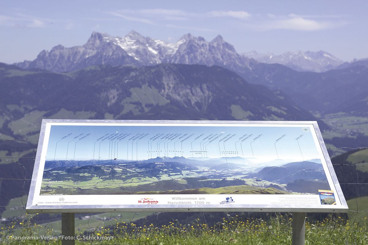 Harschbichl bei St. Johann in Tirol, mehrere Schautafeln auf Wanderwegen