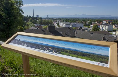 Ostermiething, Aussichtspunkt am Kirchplatz, Schautafel 1,8 m in Lärchenholzrahmen