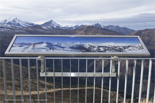 Stubnerkogel Bad Gastein. Nirosta-Doppelrahmen auf Geländer bei der Hängebrücke, 2 Meter breit.