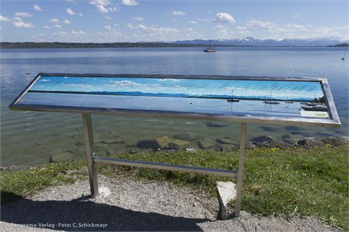 Tutzing am Starnberger See. 3-Meter Schautafel auf der Brahms-Promenade. Niro-Doppelrahmen