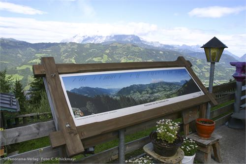 Hahnbaumalm. Schautafel in Holzrahmen