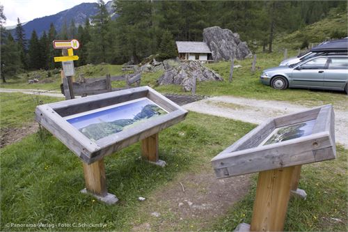 Vögei-Alm, Forstautal. Schautafeln in Lärchenholzrahmen, mit eingezeichneten Wanderwegen.