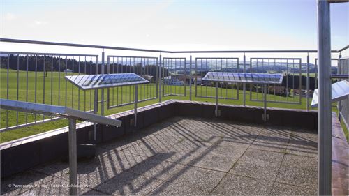 Lochen am Mattsee, 4 Schautafeln mit je 90° Blickwinkel auf Aussichtsplattform eines Wanderweges