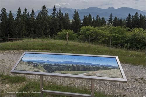 Seeg im Allgäu, Ferdinandshöhe, Panoramaschautafel 200 x 50 cm, Nirosta-Doppelrahmen