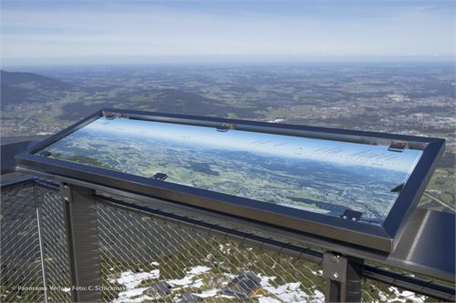 Untersbergbahn, Bergstation. Vier Panorama-Schautafeln auf Sicherheitsglas, rückseitig bedruckt, jeweils 150 x 40 cm, in Spezial-Nirostarahmen