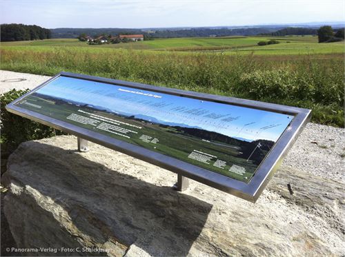 Asten bei Tittmoning. Schautafel in Spezial-Nirostarahmen, montiert auf Gletscherfindling