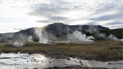 Bild 34 · Dampfende Heißwasserquellen in Geysir