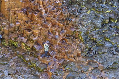 Bild 3 · Buntes Basaltgestein im Studagil-Canyon