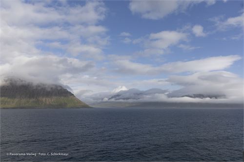 Bild 1 · Ankunft in Island in der Bucht von Seydisfjördur