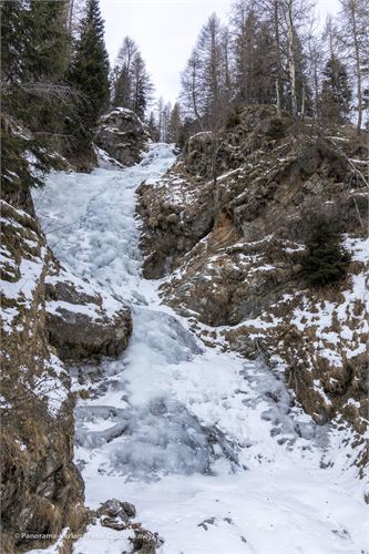 Bild 2a · Winterlicher Klapfbachwasserfall bei der Unterstalleralm im Villgratental, Osttirol