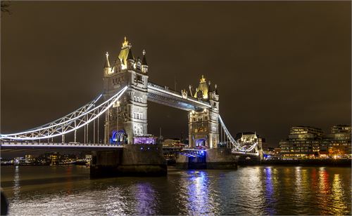 Die Tower Bridge in voller Festbeleuchtung