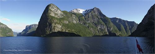 Bild 1 · Aurlandsford (links) und Nærøyfjord (rechts), aufgenommen von der Fähre nach Kaupanger