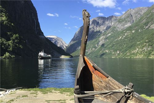 Bild 2 · Gudvangen in Südnorwegen, Fähre durch den Nærøyford nach Kaupanger