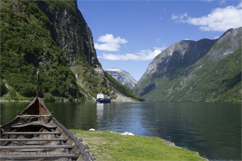 Bild 3 · Gudvangen in Südnorwegen, Fähre durch den Nærøyford nach Kaupanger