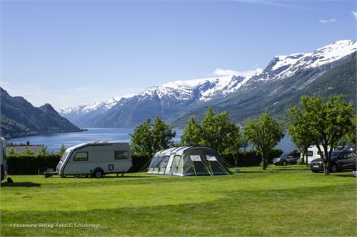 Bild 4 · Typischer Campingplatz in Norwegen, hier am Sjøfjorden bei Lofthus