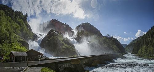 Bild 9 · Der Latefossen, berühmter Zwillingswasserfall am Weg nach Odda, gespeist vom Lotevatnet