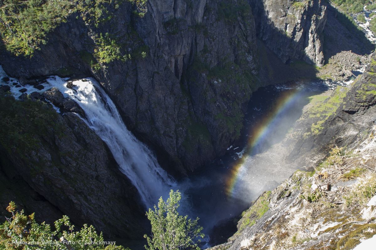 Wildes Wasser mit Regenbogen in Norwegen
