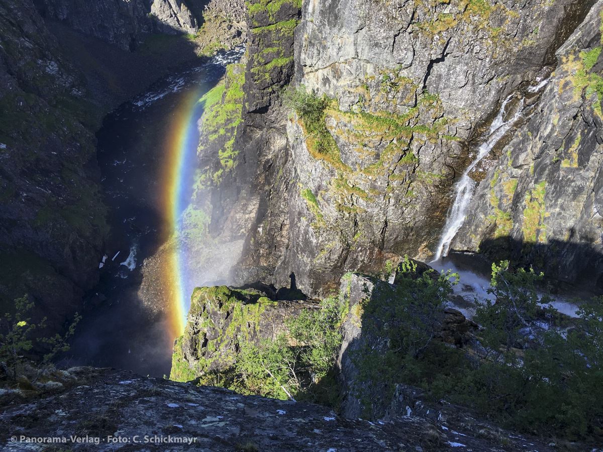 Wildes Wasser mit Regenbogen in Norwegen