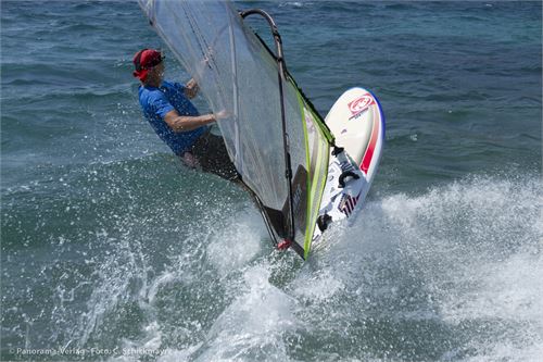 Windsurfer in Action, kurz vor dem Wendemanöver