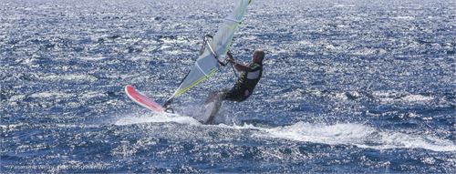 Windsurfer im Gegenlicht