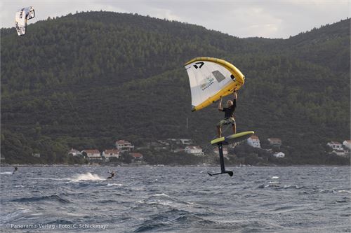 Wingfoiler beim Sprung