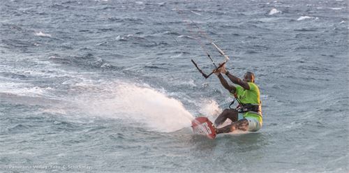 Kitesurfer in voller Action vor dem Abflug