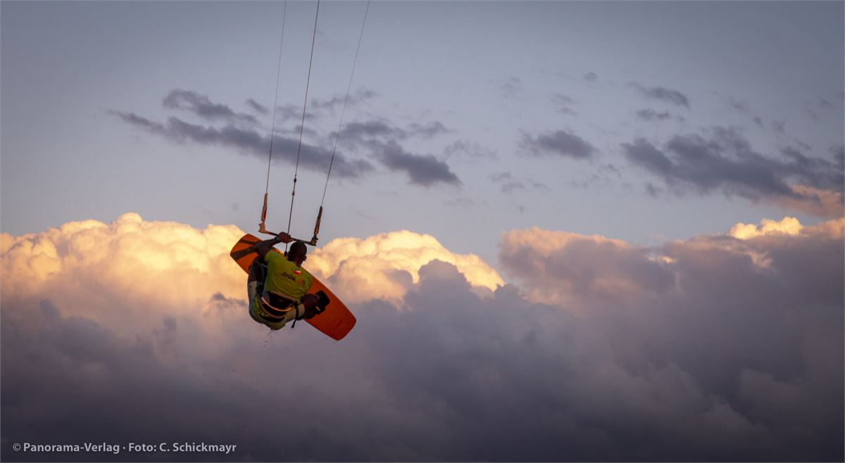 Kitesurfer am Weg in die Wolken