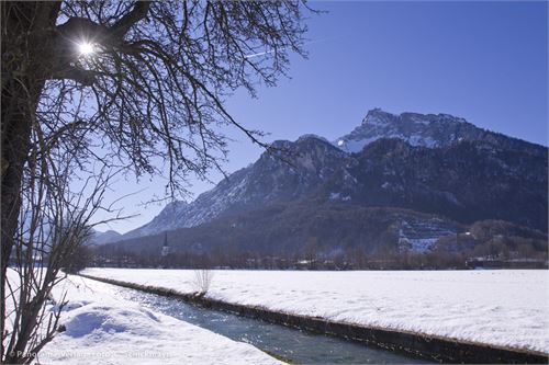 Blick über den Almkanal auf Grödig und auf den Untersberg