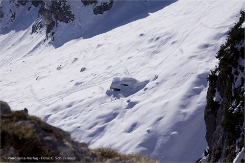 Die frisch verschneite Toni-Lenz-Hütte