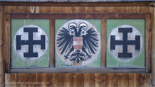 Bild 2 · Beschilderung am Pfarrhaus in Kalkstein, Villgratental.