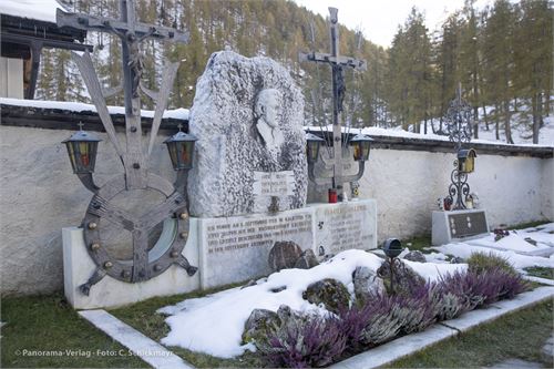 Bild 4 · Grab von Pius Walder am Friedhof in Kalkstein.