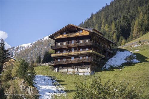 Bild 5 · Typischer Bergbauernhof im Villgratental.