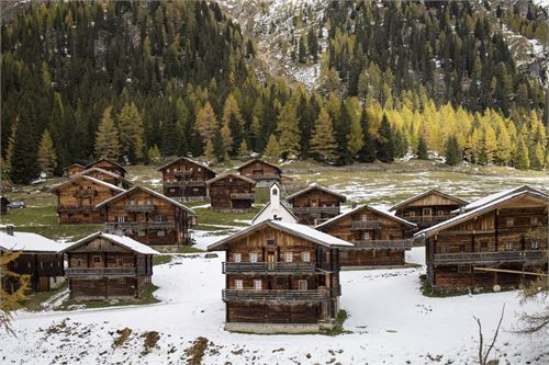 Bild 9 · 16 Holzhäuser und eine gemauerte Kapelle stehen am Ende des Villgratentales.