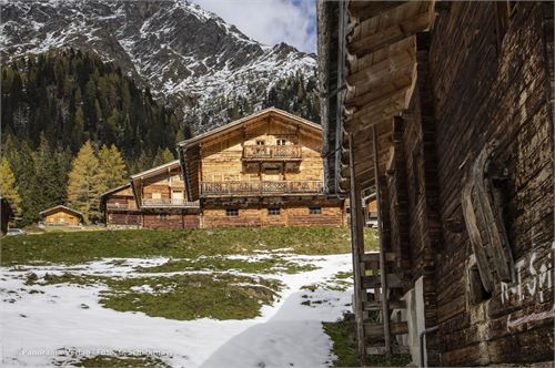 Bild 10 · Holzhäuser und eine gemauerte Kapelle stehen am Ende des Villgratentales.