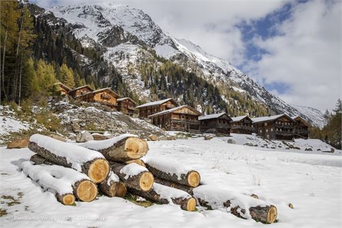 Bild 12 · 16 Holzhäuser und eine gemauerte Kapelle stehen am Ende des Villgratentales.