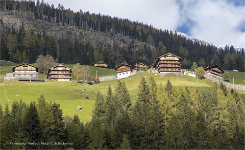 Bild 15 · Typische Bergbauernhöfe oberhalb von Innervillgraten.