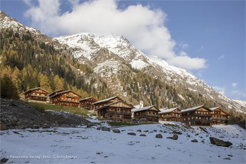 Bild 11 · 16 Holzhäuser und eine gemauerte Kapelle stehen am Ende des Villgratentales.