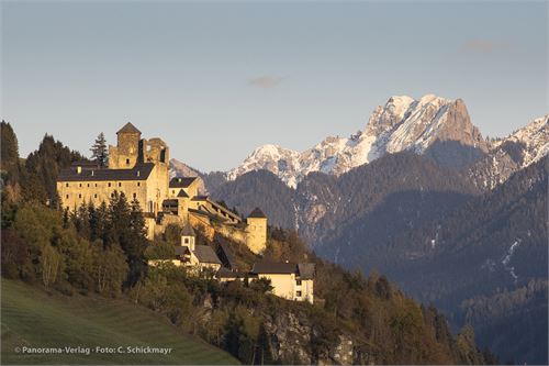 Bild 24 · Die Burg Heinfels im Pustertal im Abendlicht..