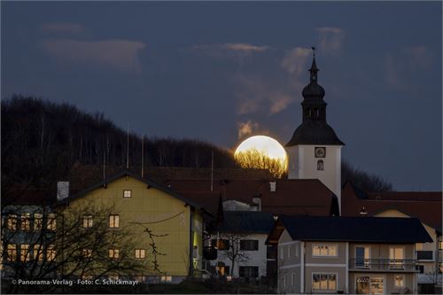 Bild 1 · Vollmond über Michaelbeuern am 7. 1. 2023, 17:09 Uhr. Aufgenommen mit Canon R, 400 mm BW