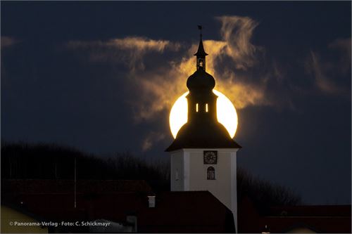 Bild 2 · Vollmond über Michaelbeuern am 7. 1. 2023, 17:11 Uhr. Aufgenommen mit Canon R, 500 mm BW